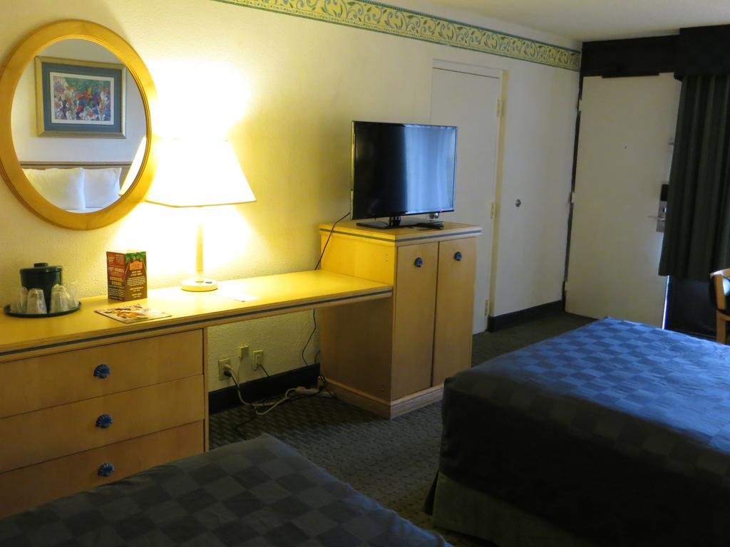 Maingate Lakeside Resort Four Corners Стая снимка